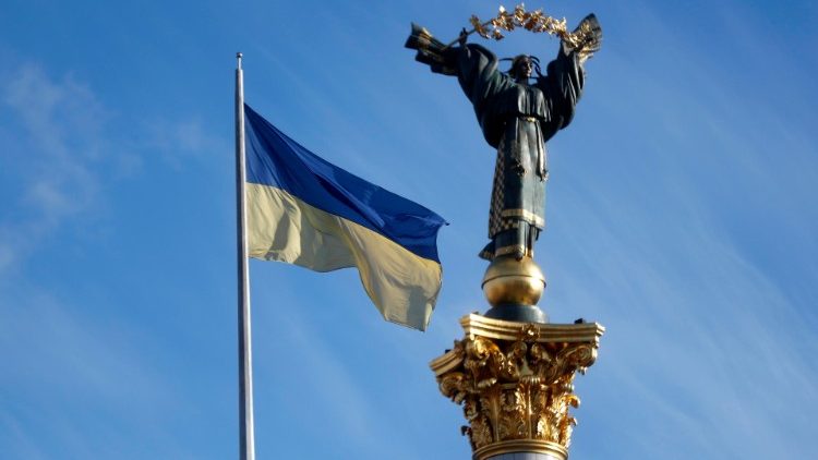 Drapeau ukrainien flottant sur la place de l'indépendance à Kiev. 