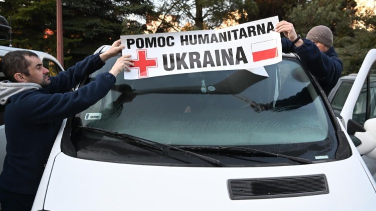 Polen beladen ein Auto mit humanitärer Hilfe für die Ukraine