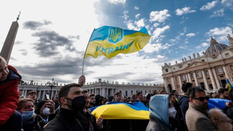 Banderas ucranianas durante el Ángelus dominical del 27 de febrero de 2022 (Foto: AFP or licensors)