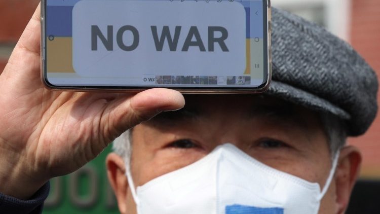 Protesto contra a guerra diante da embaixada russa em Seul, Coreia do Sul. Photo EPA/Yonhap 