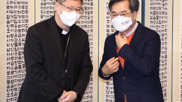 Arcybiskup Peter Chung Soon-taick wraz z koreańskim ministrem