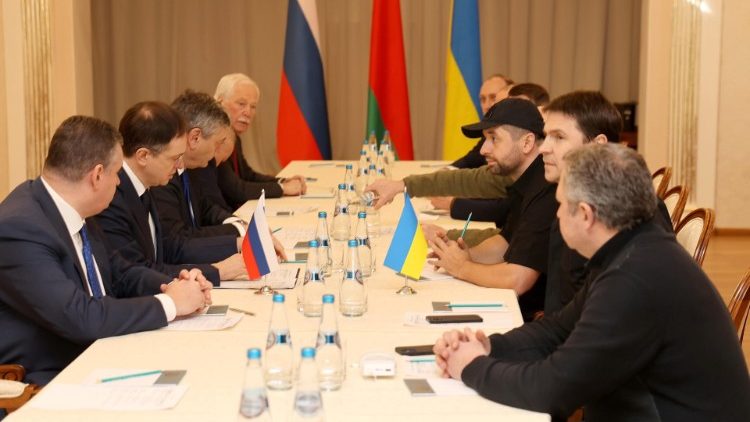 Verhandlungen zwischen einer russischen und einer ukrainischen Delegation