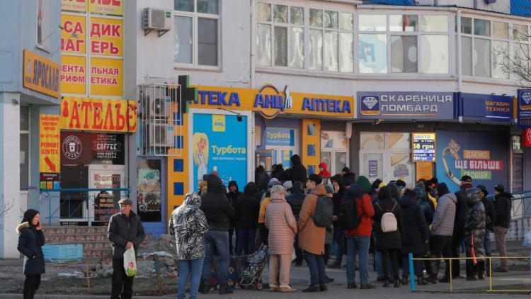 Des Ukrainiens devant un magasin de Kiev, ce lundi 28 février.