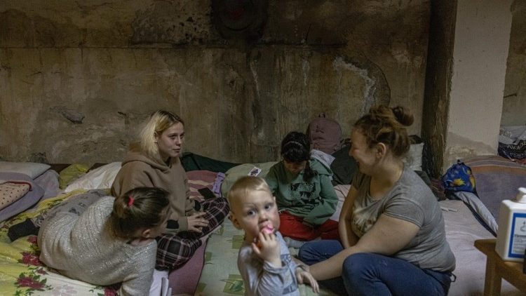 Niños del Hospital infantil de Kiev se refugian con sus padres en el sótano.