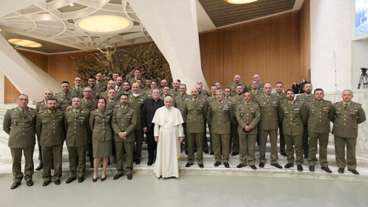 Papst Franziskus mit italienischen Soldaten und Militärverantwortlichen am Rand einer Generalaudienz