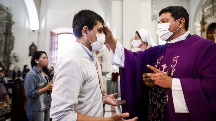 Messe des Cendres à la cathédrale d'Asuncion, au Paraguay, le 2 mars 2022