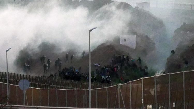 Cientos de migrantes saltan las vallas que dividen la frontera entre Marruecos y la ciudad española de Melilla, en el norte de África