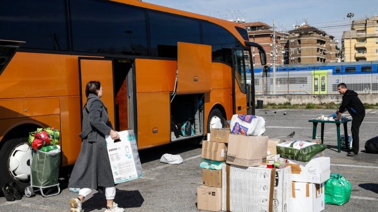 Un bus a Roma carica gli aiuti verso l'Ucraina 