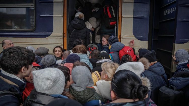 Zahlreiche Menschen versuchen per Zug aus Kiew zu fliehen