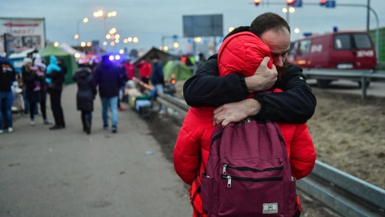 Des réfugiés à Dorohusk, à la frontière entre la Pologne et l'Ukraine, le 5 mars 2022. (EPA/Wojtek Jardgilo Poland out)
