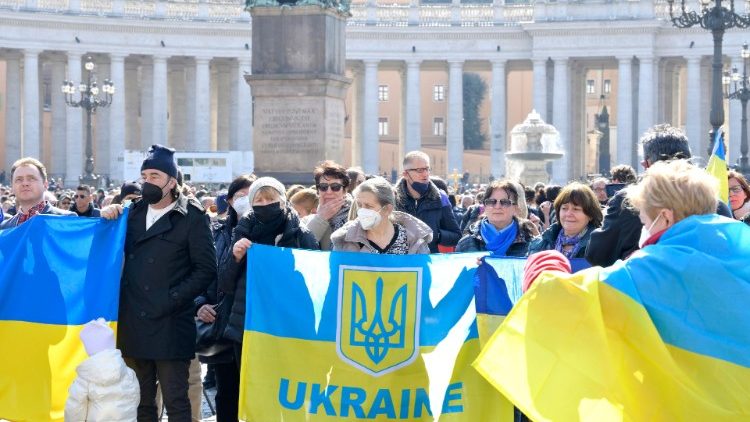 Verniki z ukrajinskimi zastavami na Trgu sv. Petra spremljajo opoldansko molitev in papežev poziv.