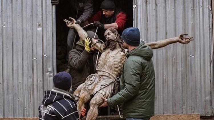 Evakuierung einer Christusstatue in Lemberg