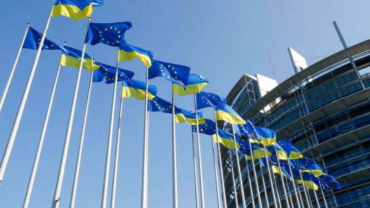 Banderas ucranianas flamean junto con las de la Unión Europea, fuera de la sede del Parlamento Europeo en Strasbourg (Francia), para demostrar solidaridad con Ucrania. (Foto: AFP or licensors)