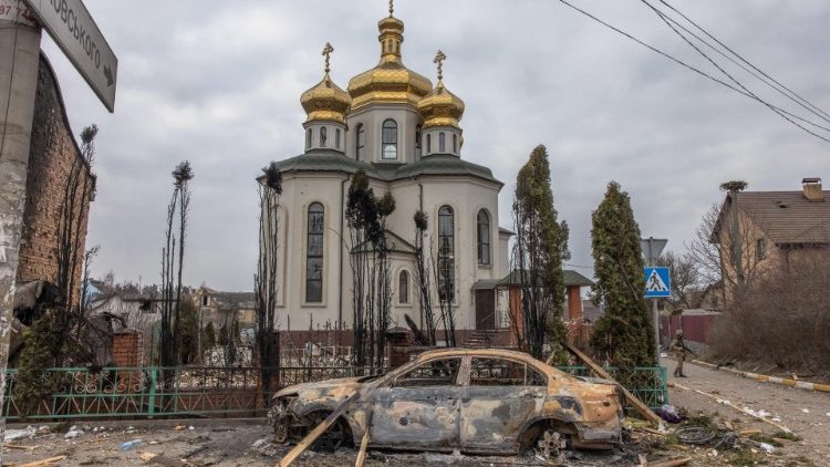 La destruccièon ante una iglesia en Ucrania