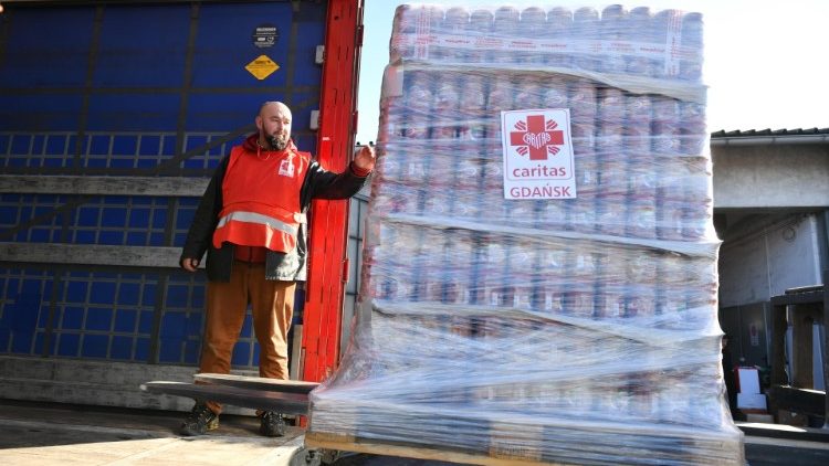 Freiwillige der Caritas Polen bereiten humanitäre Hilfstransporte für Ukraine-Flüchtlinge vor (März 2022)