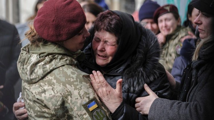 Mulher ucraniana em lágimas em Kherson