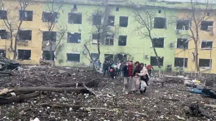 Un ataque aéreo ruso destruyó un hospital de Mariupol con salas de maternidad y pediatría, el 9 de marzo de 2022.