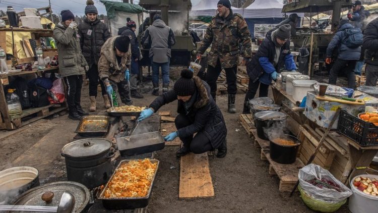 A movimentação de voluntários em Kiev para produzir refeições a soldados ucranianos e outras pessoas