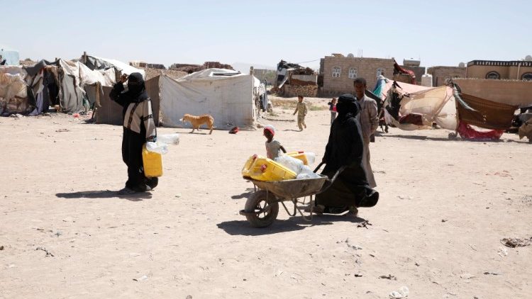 La distribuzione degli aiuti del Wfp in Yemen (foto Ansa)