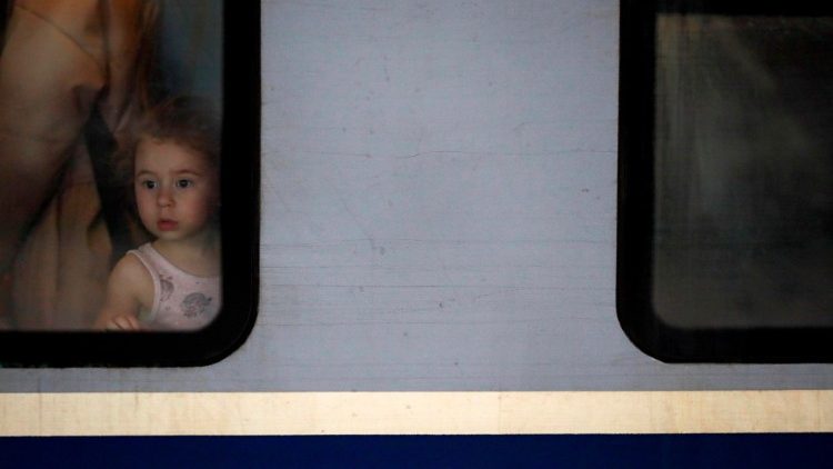 Trem com refugiados vindos da Ucrânia através da Moldávia chegou a Bucareste (EPA/ROBERT GHEMENT)