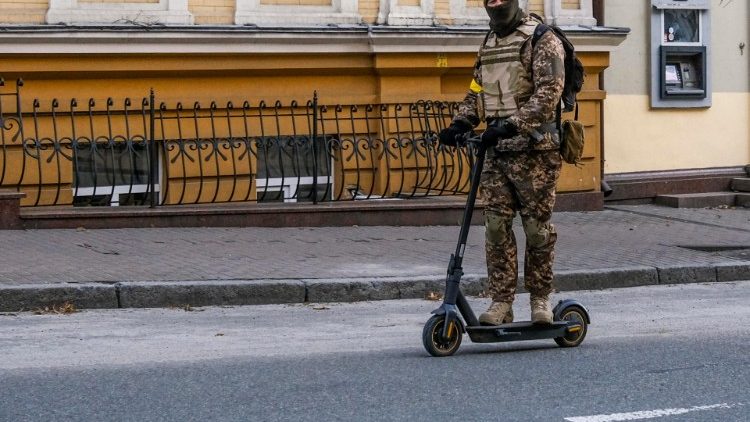 Un soldato in monopattino elettrico a Kiev (Epa / Miguel A. Lopes)