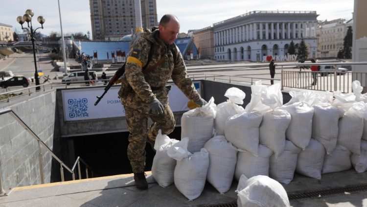 Sandsäcke und Panzersperren in Kiew, am Freitag