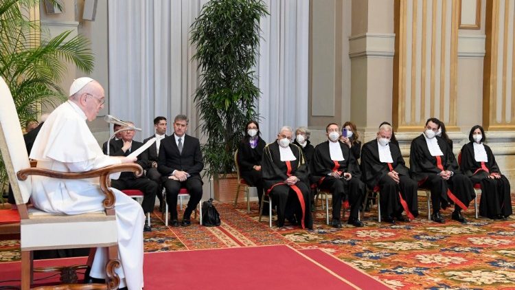 Popiežius susitiko su Vatikano valstybės teismų darbuotojais