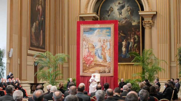 Ferenc pápa a vatikáni bírósági évad megnyitása alkalmából. Az audiencián részt vett Mario Draghi olasz miniszterelnök is