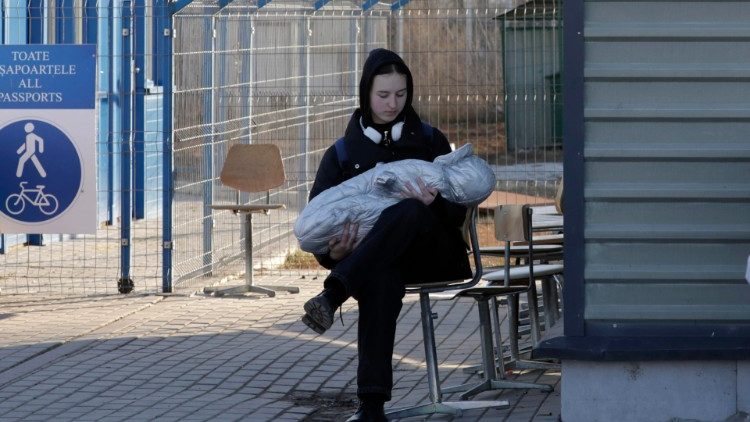 Una mamma ucraina con il piccolo di cinque mesi al confine con la Moldavia (Epa / Amel Pain)