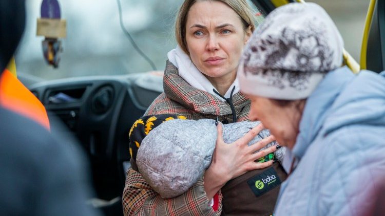 Persone rifugiate di Odessa arrivano al confine con la Moldavia (Epa / Dumitru Doru)