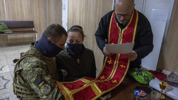Karo metu Ukrainos kariuomenės kapelionai sutuokė daug porų