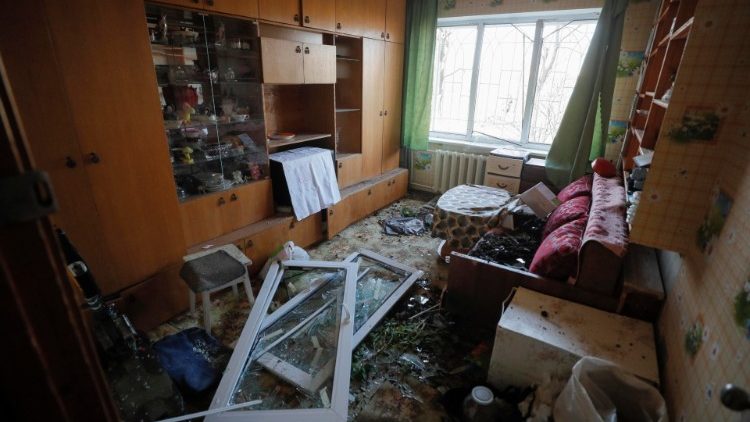 Vista interior de um apartamento danificado em um prédio residencial bombardeado em Kiev. Klitschko. ( EPA/SERGEY DOLZHENKO)