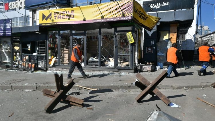 Negozi danneggiati dai bombardamenti a Kiev 