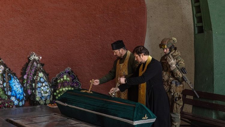 Ukraiski ksi?dz apeluje o korytarze humanitarne, by chowa? zabitych