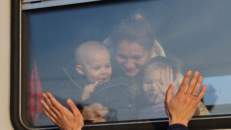 Rifugiati ucraini alla stazione di Leopoli in partenza per la Polonia