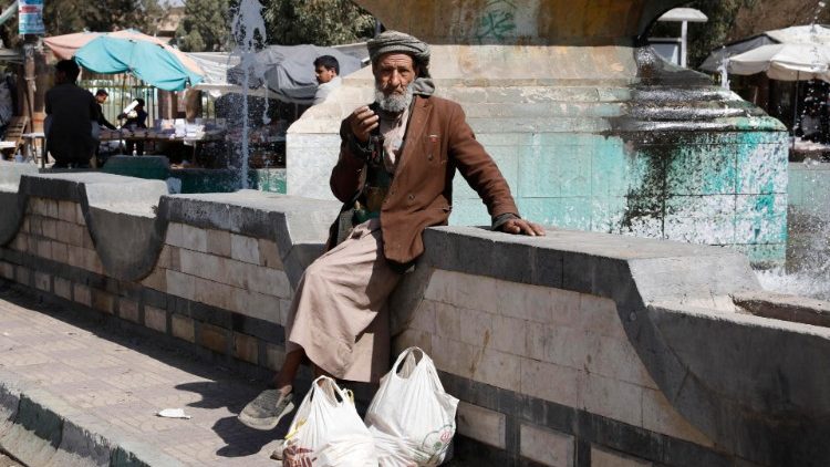 Un uomo yemenita a Sana'a, capitale del Paese (Epa / Yahya Arhab)