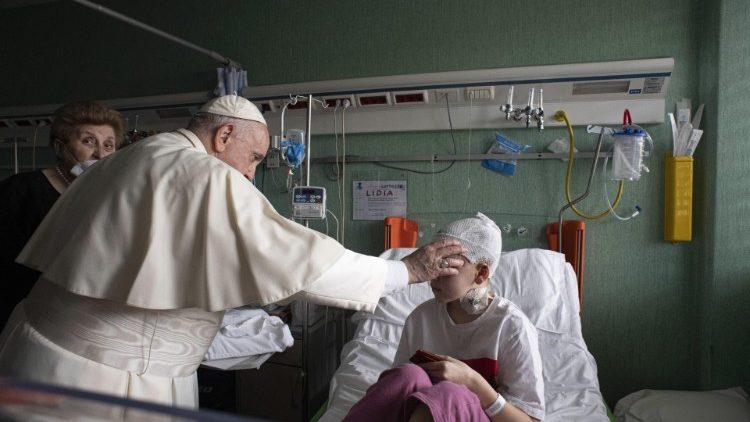 Papst Franziskus bei einem Besuch in der Kinderklinik, links im Bild: die Präsidentin des Kinderkrankenhauses Bambino Gesù, Mariella Enoc