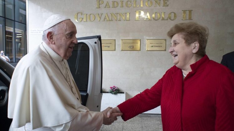 Papa i predsjednica bolnice Mariella Enoc