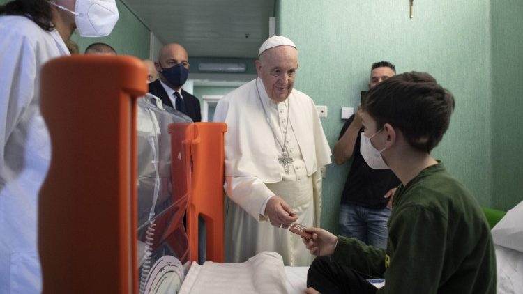 Папа падчас адведвання ўкраінскіх дзяцей у шпіталі Bambino Gesù