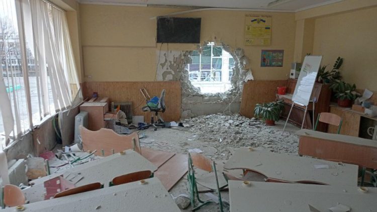 Eine zerstörte Schule in Charkiv