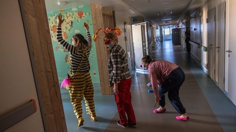 Clowns versuchen in einem Krankenhaus in Kiew etwas Normalität zu vermitteln