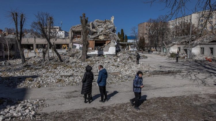 Ucrânia: pessoas visitam área de uma escola danificada após bombardeio russo, na cidade de Zhytomyr (Ansa)