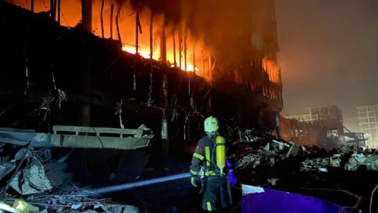 Ucraina: bombe su Kiev, in fiamme centro commerciale