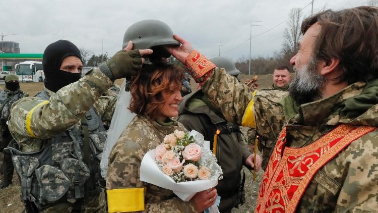 Mariage célébré à un checkpoint à Kiev le 21 mars dernier