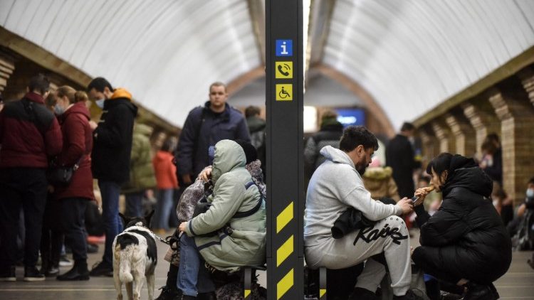 Ucraini si rifugiano in una stazione della metropolitana dopo l'allarme delle sirene a Kiev