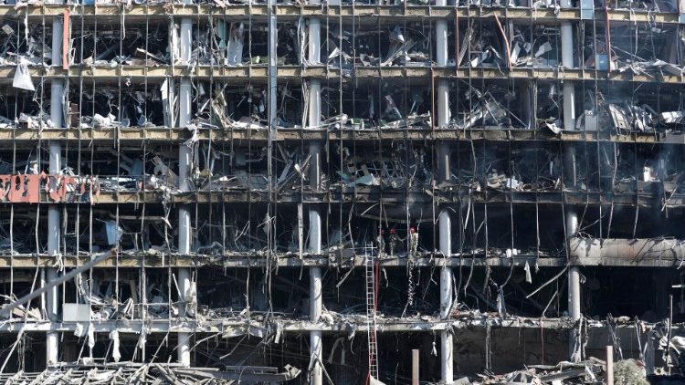 Un centro comercial bombardeado en Kiev 