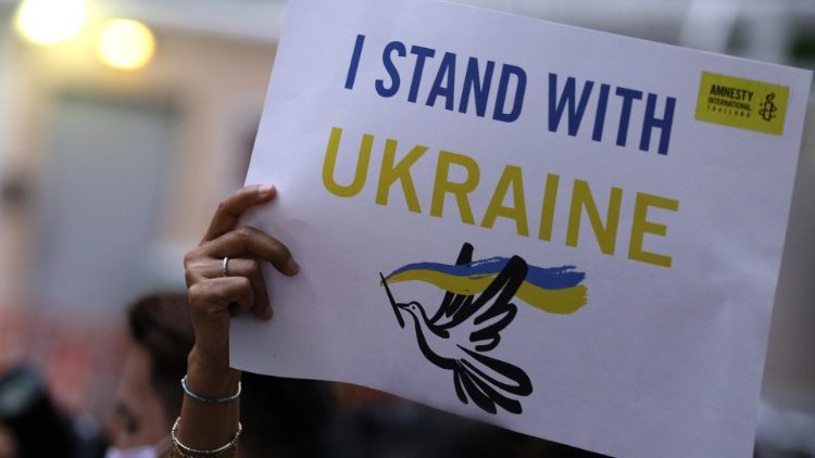 Ativista da Anistia Internacional segura um cartaz com a mensagem 'Eu estou com a Ucrânia' (Ansa)