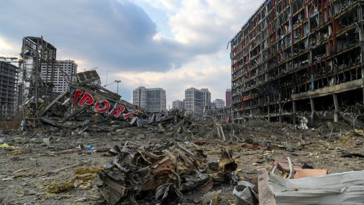 Kiev: un centro commerciale devastato dalle bombe
