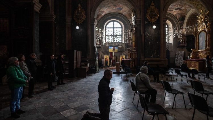 Ucranianos rezam na Igreja dos Santos Pedro e Paulo em Lviv
