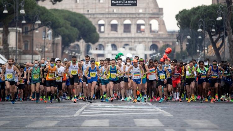 Participantes de la Maratón de Roma, 27 de marzo de 2022.